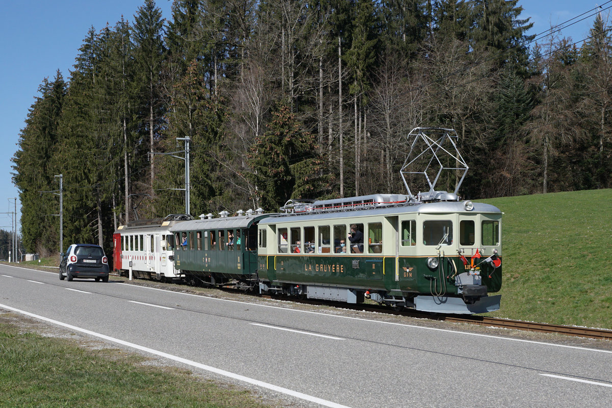 ABSCHIED VON DER SCHMALSPURSTRECKE BULLE - BROC FABRIQUE.
Transports publics fribourgeois (TPF)
Zum Abschied von der Schmalspur-Strecke zwischen Bulle und Broc-Fabrique wurden die fahrplanmässigen Fahrten vom 27. und 28. März 2021 ohne Aufpreis mit Nostalgiezügen von GFM Historique geführt.  Der historische Zug bestand aus Be 4/4 131 + BC Ce 811, ehemals Brünig + BDe 4/4 141.
Diese sechs Abschiedsaufnahmen meiner dritten Serie sind am 27. und 28. März 2021 zwischen La Tour-de-Trême Parqueterie und Les Marches entstanden.
Foto: Walter Ruetsch