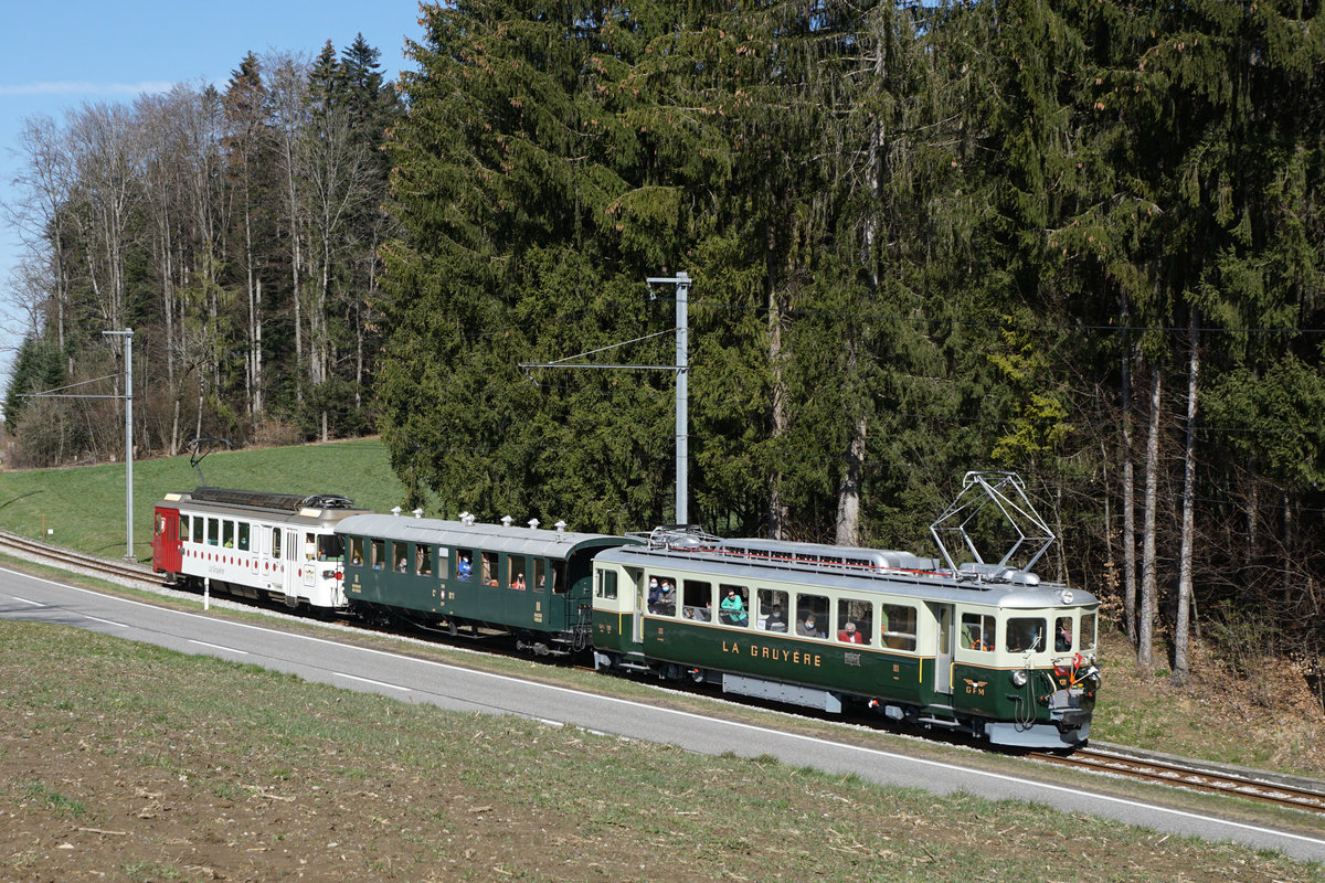 ABSCHIED VON DER SCHMALSPURSTRECKE BULLE - BROC FABRIQUE.
Transports publics fribourgeois (TPF)
Zum Abschied von der Schmalspur-Strecke zwischen Bulle und Broc-Fabrique wurden die fahrplanmässigen Fahrten vom 27. und 28. März 2021 ohne Aufpreis mit Nostalgiezügen von GFM Historique geführt.  Der historische Zug bestand aus Be 4/4 131 + BC Ce 811, ehemals Brünig + BDe 4/4 141.
Diese sechs Abschiedsaufnahmen meiner dritten Serie sind am 27. und 28. März 2021 zwischen La Tour-de-Trême Parqueterie und Les Marches entstanden.
Foto: Walter Ruetsch