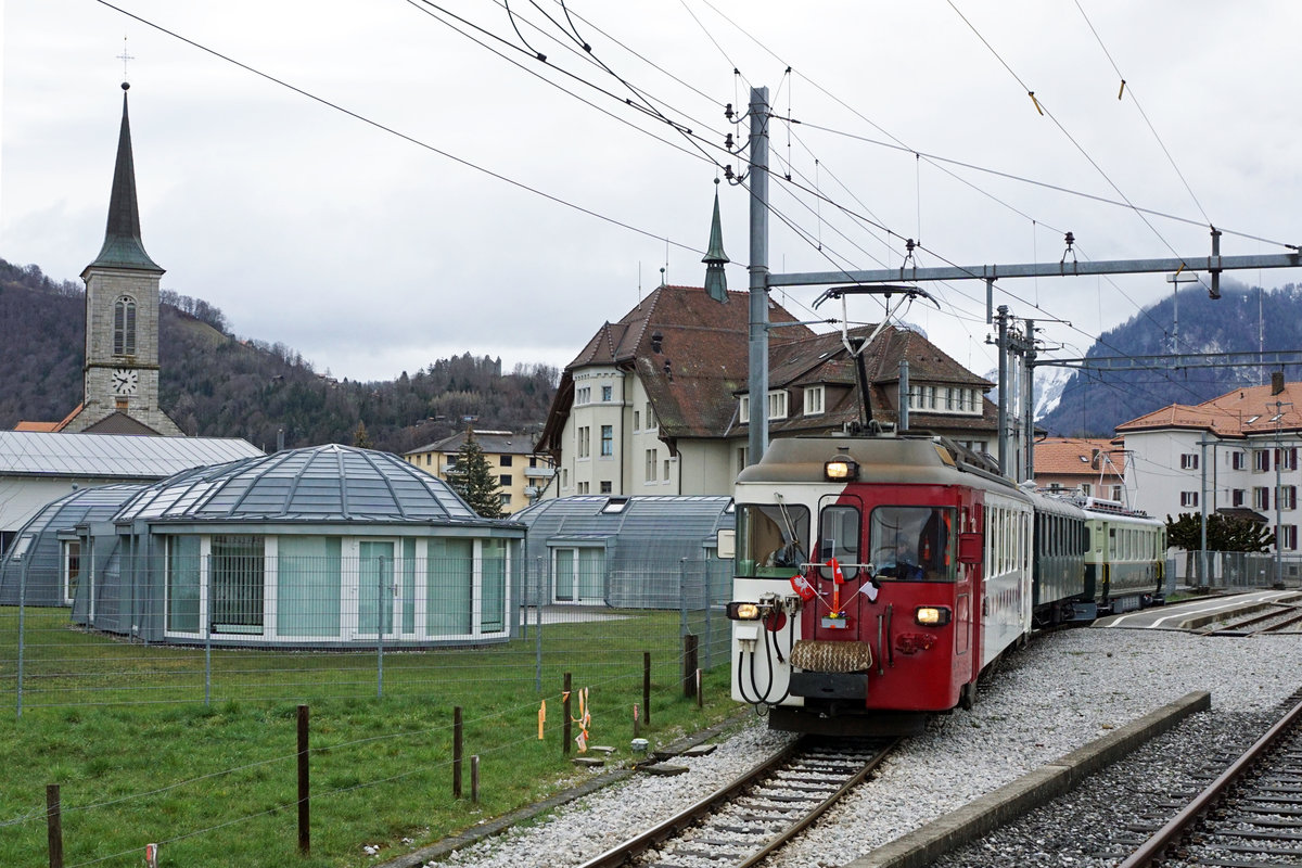 ABSCHIED VON DER SCHMALSPURSTRECKE BULLE - BROC FABRIQUE.
Transports publics fribourgeois (TPF)
Zum Abschied von der Schmalspur-Strecke zwischen Bulle und Broc-Fabrique wurden die fahrplanmässigen Fahrten vom 27. und 28. März 2021 ohne Aufpreis mit Nostalgiezügen von GFM Historique geführt.  Der historische Zug bestand aus Be 4/4 131 + BC Ce 811, ehemals Brünig + BDe 4/4 141.
Diese sechs Abschiedsaufnahmen meiner vierten Serie sind am 27. und 28. März 2021 zwischen Les Marches und Broc Village, Gare entstanden.
Foto: Walter Ruetsch