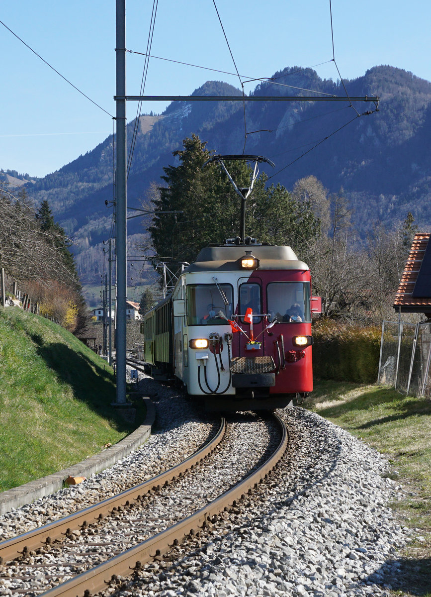 ABSCHIED VON DER SCHMALSPURSTRECKE BULLE - BROC FABRIQUE.
Transports publics fribourgeois (TPF)
Zum Abschied von der Schmalspur-Strecke zwischen Bulle und Broc-Fabrique wurden die fahrplanmässigen Fahrten vom 27. und 28. März 2021 ohne Aufpreis mit Nostalgiezügen von GFM Historique geführt.  Der historische Zug bestand aus Be 4/4 131 + BC Ce 811, ehemals Brünig + BDe 4/4 141.
Diese sechs Abschiedsaufnahmen meiner vierten Serie sind am 27. und 28. März 2021 zwischen Les Marches und Broc Village, Gare entstanden.
Foto: Walter Ruetsch