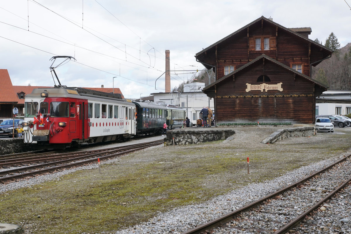 ABSCHIED VON DER SCHMALSPURSTRECKE BULLE - BROC FABRIQUE.
Transports publics fribourgeois (TPF)
Zum Abschied von der Schmalspur-Strecke zwischen Bulle und Broc-Fabrique wurden die fahrplanmässigen Fahrten vom 27. und 28. März 2021 ohne Aufpreis mit Nostalgiezügen von GFM Historique geführt.  Der historische Zug bestand aus Be 4/4 131 + BC Ce 811, ehemals Brünig + BDe 4/4 141.
Diese sechs Abschiedsaufnahmen meiner sechsten Serie sind am 27. und 28. März 2021 zwischen Broc Village, Gare und Broc Fabrique entstanden.
Foto: Walter Ruetsch
