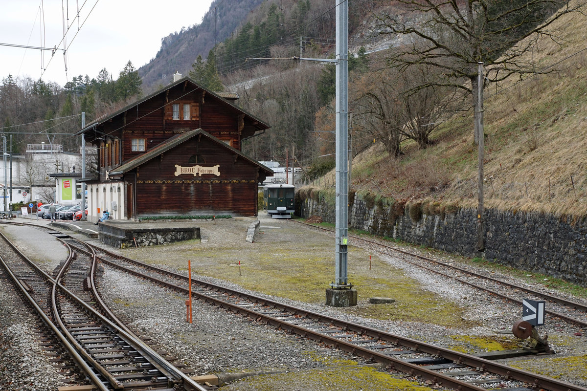 ABSCHIED VON DER SCHMALSPURSTRECKE BULLE - BROC FABRIQUE.
Transports publics fribourgeois (TPF)
Zum Abschied von der Schmalspur-Strecke zwischen Bulle und Broc-Fabrique wurden die fahrplanmässigen Fahrten vom 27. und 28. März 2021 ohne Aufpreis mit Nostalgiezügen von GFM Historique geführt.  Der historische Zug bestand aus Be 4/4 131 + BC Ce 811, ehemals Brünig + BDe 4/4 141.
Diese sechs Abschiedsaufnahmen meiner sechsten Serie sind am 27. und 28. März 2021 zwischen Broc Village, Gare und Broc Fabrique entstanden.
Besondere Beachtung gilt einem letzten Blick auf die Geleiseanlage vom Bahnhof Broc Fabrique.
Foto: Walter Ruetsch