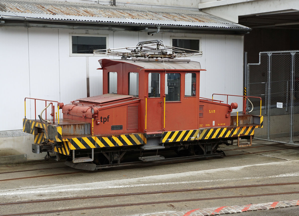 ABSCHIED VON DER SCHMALSPURSTRECKE BULLE - BROC FABRIQUE.
Transports publics fribourgeois (TPF)
Zum Abschied von der Schmalspur-Strecke zwischen Bulle und Broc-Fabrique wurden die fahrplanmässigen Fahrten vom 27. und 28. März 2021 ohne Aufpreis mit Nostalgiezügen von GFM Historique geführt.  Der historische Zug bestand aus Be 4/4 131 + BC Ce 811, ehemals Brünig + BDe 4/4 141.
Diese sechs Abschiedsaufnahmen meiner siebten Serie sind am 27. März 2021 zwischen in Broc Fabrique entstanden.
Der Te 2/2 11 mit Baujahr 1913 erinnerte im Areal der berühmten Schokoladefarik an den Güterverkehr der am 31. August 2018 in Bulle eingestellt worden ist.
Foto: Walter Ruetsch