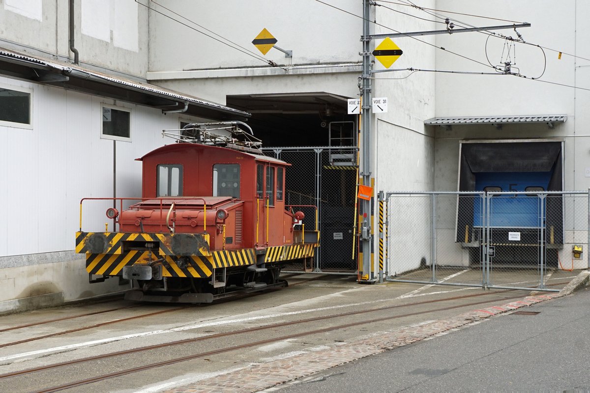 ABSCHIED VON DER SCHMALSPURSTRECKE BULLE - BROC FABRIQUE.
Transports publics fribourgeois (TPF)
Zum Abschied von der Schmalspur-Strecke zwischen Bulle und Broc-Fabrique wurden die fahrplanmässigen Fahrten vom 27. und 28. März 2021 ohne Aufpreis mit Nostalgiezügen von GFM Historique geführt.  Der historische Zug bestand aus Be 4/4 131 + BC Ce 811, ehemals Brünig + BDe 4/4 141.
Diese sechs Abschiedsaufnahmen meiner siebten Serie sind am 27. März 2021 zwischen in Broc Fabrique entstanden.
Der Te 2/2 11 mit Baujahr 1913 erinnerte im Areal der berühmten Schokoladefarik an den Güterverkehr der am 31. August 2018 in Bulle eingestellt worden ist.
Foto: Walter Ruetsch