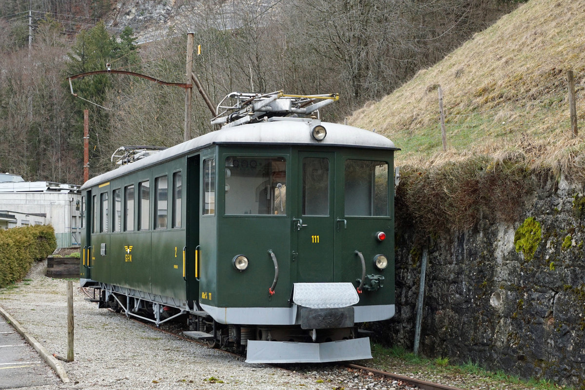 ABSCHIED VON DER SCHMALSPURSTRECKE BULLE - BROC FABRIQUE.
Transports publics fribourgeois (TPF)
Zum Abschied von der Schmalspur-Strecke zwischen Bulle und Broc-Fabrique wurden die fahrplanmässigen Fahrten vom 27. und 28. März 2021 ohne Aufpreis mit Nostalgiezügen von GFM Historique geführt.  Der historische Zug bestand aus Be 4/4 131 + BC Ce 811, ehemals Brünig + BDe 4/4 141.
Diese sechs Abschiedsaufnahmen meiner siebten Serie sind am 27. März 2021 zwischen in Broc Fabrique entstanden.
Der Be 4/4 111 mit Baujahr wurde als eiserne Reserve hinter dem Bahnhofsgebäude Broc-Farique stationirt.
Foto: Walter Ruetsch