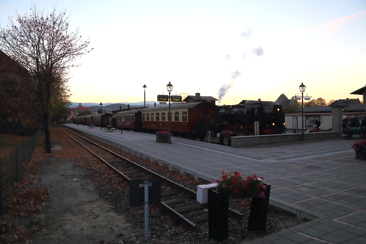 Abschied, wie immer, mit etwas Wehmut. 99 234 (hinten) hat mit ihrem IG HSB am Abend des 21.10.2018 den Endbahnhof Wernigerode erreicht, die Fahrgäste haben den Zug verlassen und sind auf dem Weg nach Hause oder in ihre Hotels. Die Lok wird den Zug nun gleich zur Abstellung in die Wagenhalle schieben und danach in´s Bw fahren, wo sie restauriert und für den nächsten Tag vorbereitet wird. Dann ist auch für das Lokpersonal nach einem langen Arbeitstag Feierabend. Auch der Fotograf ist bereits auf dem Weg in seine Unterkunft, nicht ohne jedoch diese kleine Abschiedsszene festzuhalten! ;-)