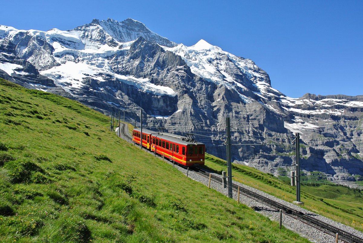 Abschiedsbilder der alten JB BDhe 2/4 im Planeinsatz: BDhe 2/4 Nr. 202 mit Bt 26 zwischen Eigergletscher und Kleine Scheidegg, 18.07.2016.

