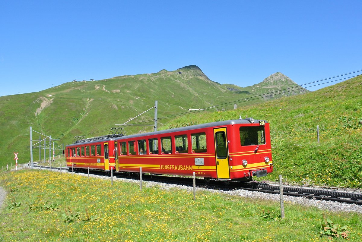 Abschiedsbilder der alten JB BDhe 2/4 im Planeinsatz: BDhe 2/4 Nr. 208 mit Bt 
32 zwischen Kleine Scheidegg und Eigergletscher, 18.07.2016.