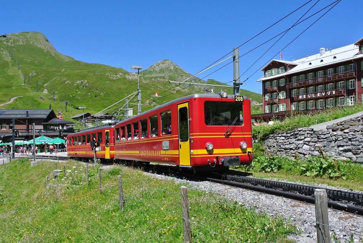 Abschiedsbilder der alten JB BDhe 2/4 im Planeinsatz: BDhe 2/4 Nr. 208 mit Bt 
32 bei Ausfahrt in Kleine Scheidegg, 19.07.2016.