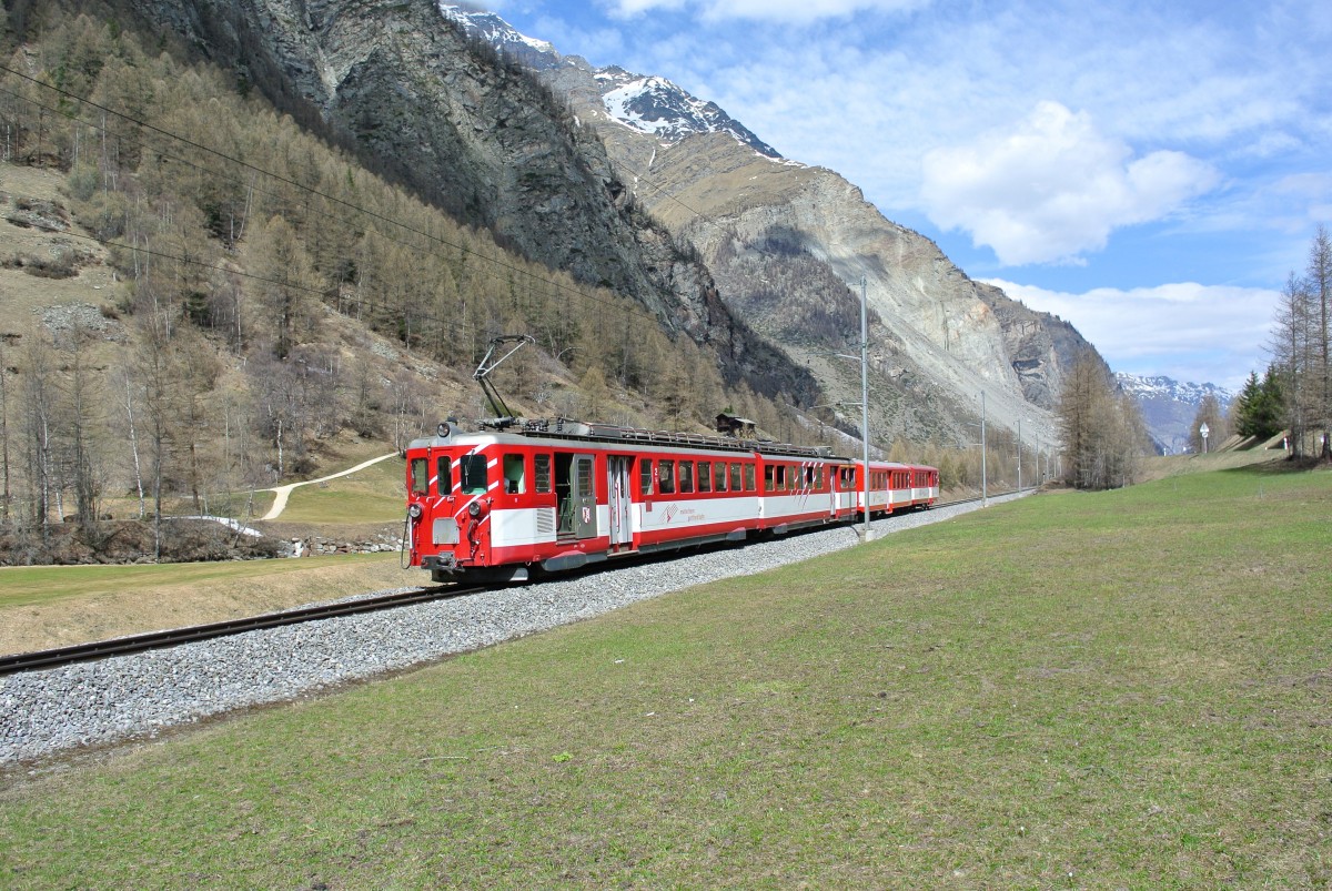 Abschiedsfahrt des letzten MGB ABDeh 8/8; die Bergfahrt: Der Triebwagen 2042 mit den B Mitteleinstieg B 2273 und B 2269 zwischen Randa und Tsch, 12.04.2014.