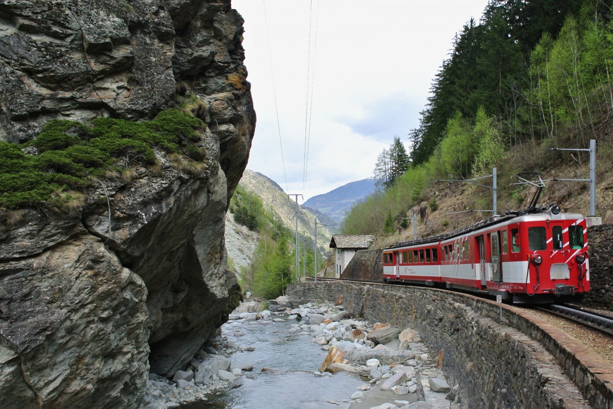 Abschiedsfahrt des letzten MGB ABDeh 8/8; die Talfahrt: Der Triebwagen 2042 mit zwischen St. Niklaus und Kalpetran, 12.04.2014. 

