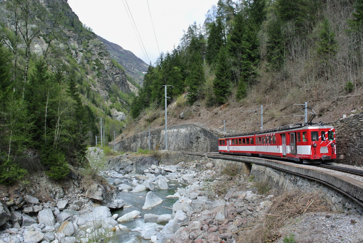 Abschiedsfahrt des letzten MGB ABDeh 8/8; die Talfahrt: Der Triebwagen 2042 mit zwischen St. Niklaus und Kalpetran, 12.04.2014. 