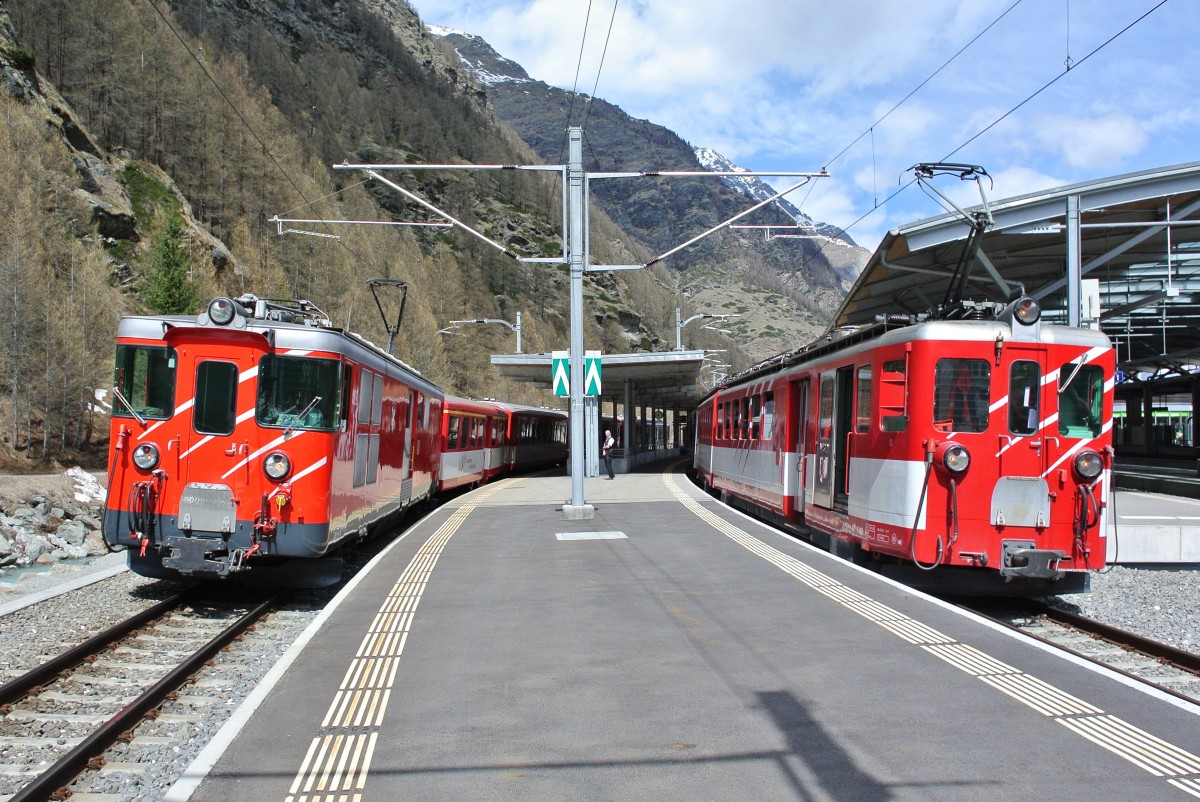 Abschiedsfahrt des letzten MGB ABDeh 8/8; die Bergfahrt: Der Triebwagen 2042 mit den B Mitteleinstieg B 2273 und B 2269 wird in Tsch durch den Deh 4/4 23 mit dem R231 berholt, 12.04.2014. 