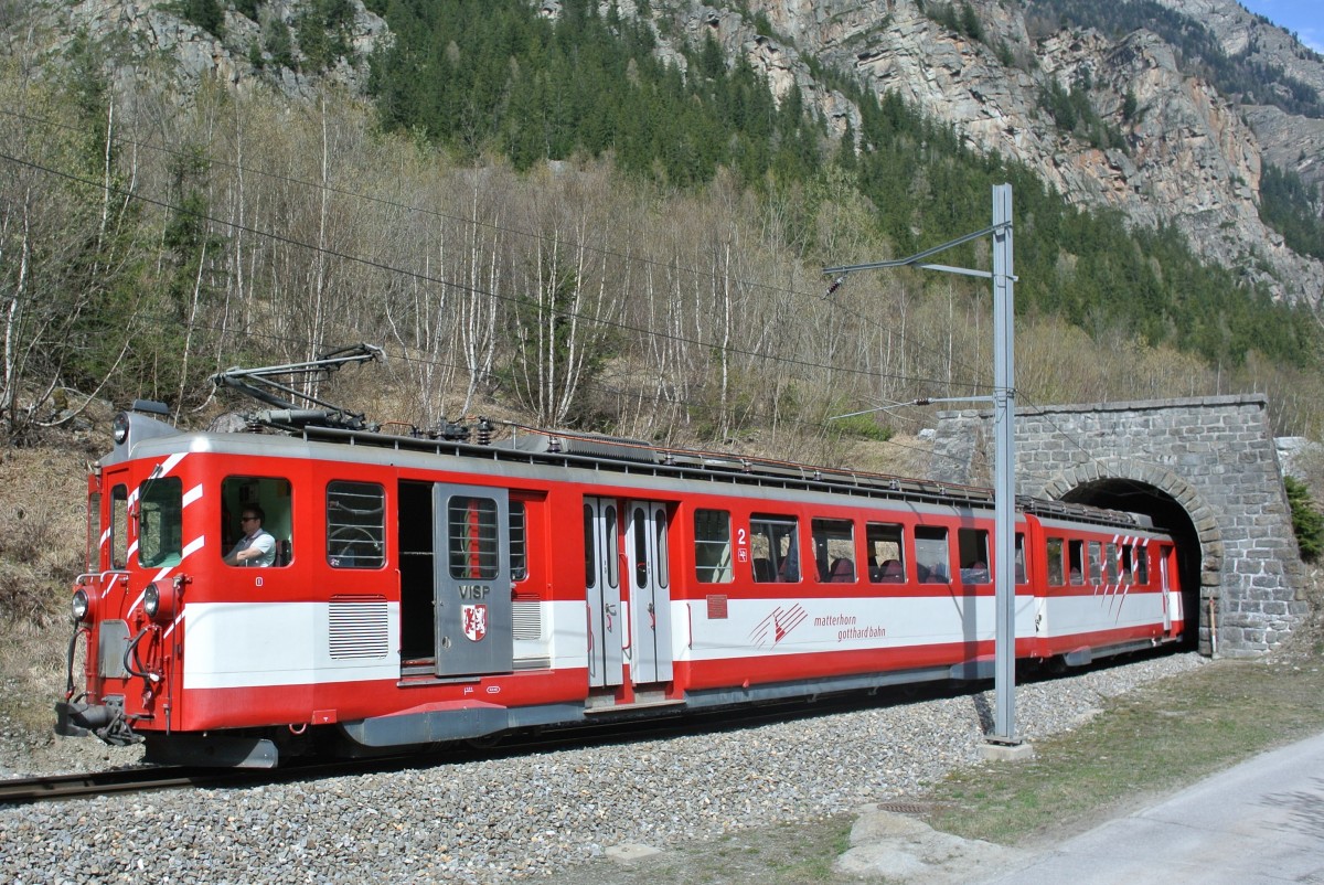 Abschiedsfahrt des letzten MGB ABDeh 8/8; die Bergfahrt: Der Triebwagen 2042 mit den B Mitteleinstieg B 2273 und B 2269 zwischen St. Niklaus und Herbriggen, 12.04.2014.