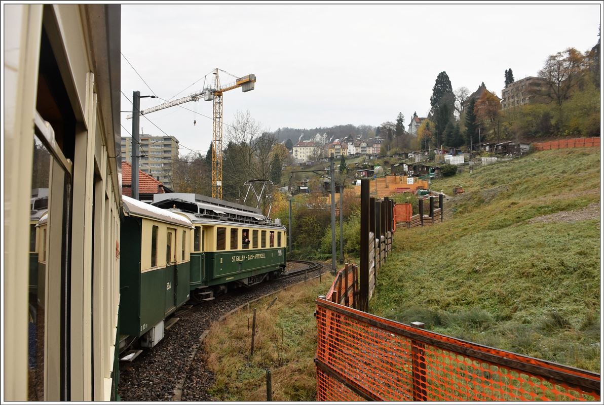 Abschiedsfahrt mit dem  Föfi  (5) über die Ruckhalde nach St.Gallen. Im letzten Zahnstangenabschnitt zwischen Appenzell und St.Gallen. Am Adhäsionstunnel wird gebaut. (13.11.2016)