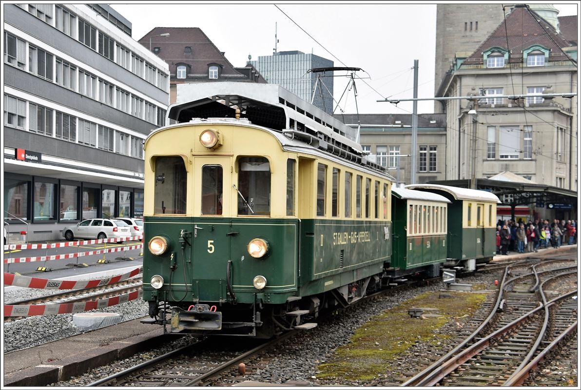 Abschiedsfahrt mit dem  Föfi  (5) über die Ruckhalde nach St.Gallen. BCFeh 4/4 5, D165 und B119 nach dem Umfahren in St.Gallen. (13.11.2016)