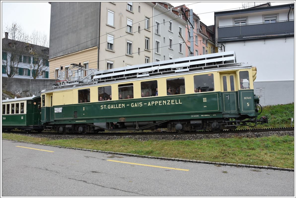 Abschiedsfahrt mit dem  Föfi  (5) über die Ruckhalde nach St.Gallen. BCFeh 4/4 5 beginnt hier den Aufstieg über die Ruckhalde nach Riethüsli. (13.11.2016)