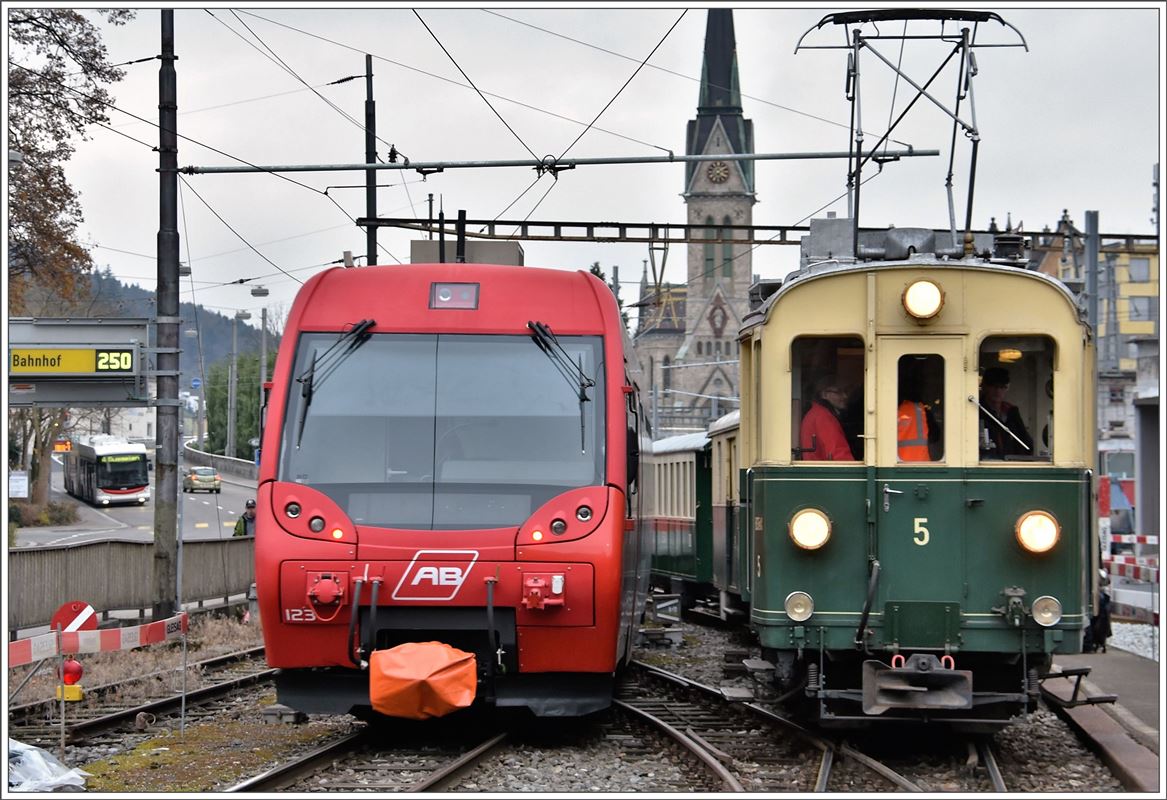 Abschiedsfahrt mit dem  Föfi  (5) über die Ruckhalde nach St.Gallen. BCFeh 4/4 5 und ABt 123 der abfahrenden S22 nach Appenzell im Nebenbahnhof St.Gallen. (13.11.2016)