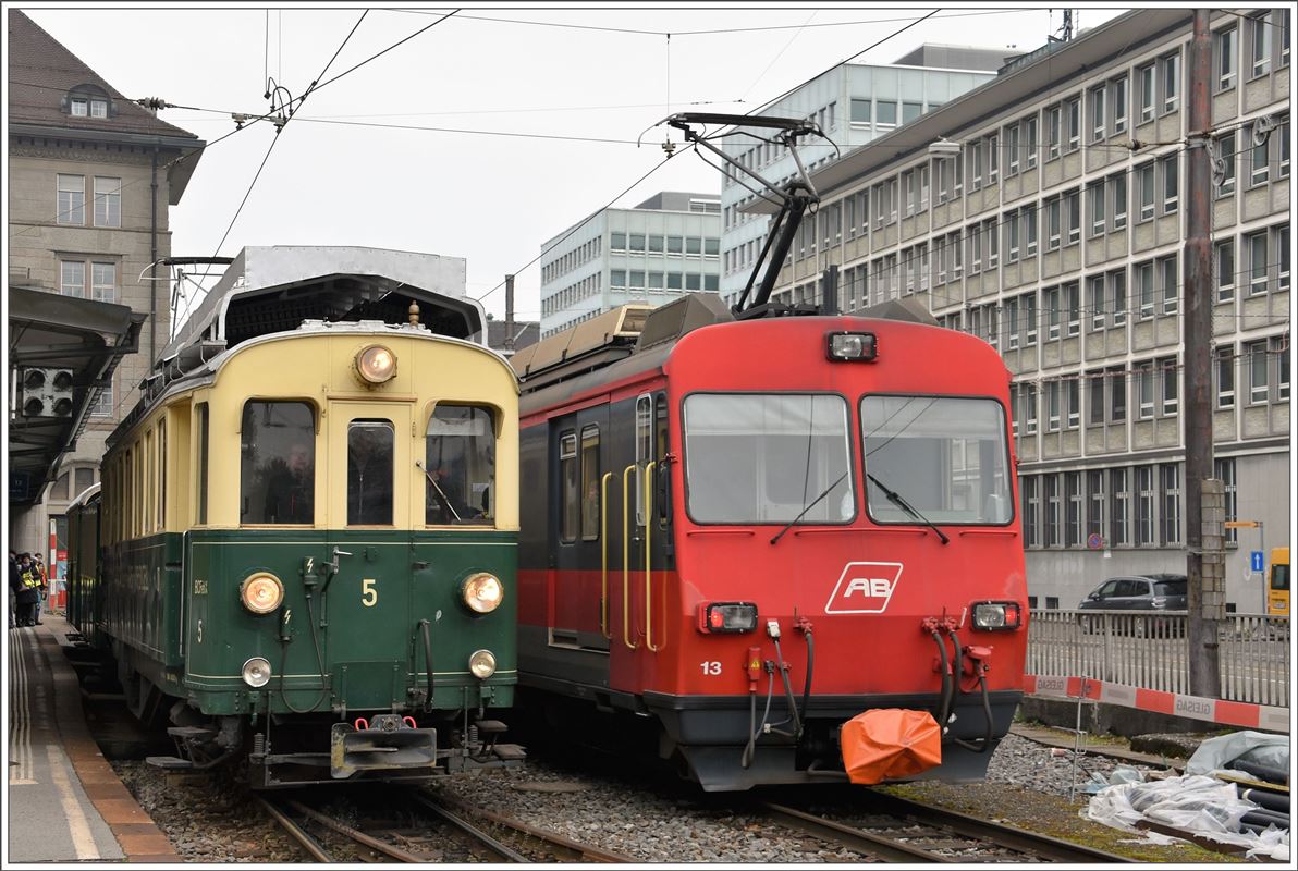 Abschiedsfahrt mit dem  Föfi  (5) über die Ruckhalde nach St.Gallen. BCFeh 4/4 5 neben BDeh 4/4 13 im Nebenbahnhof St.Gallen. (13.11.2016)