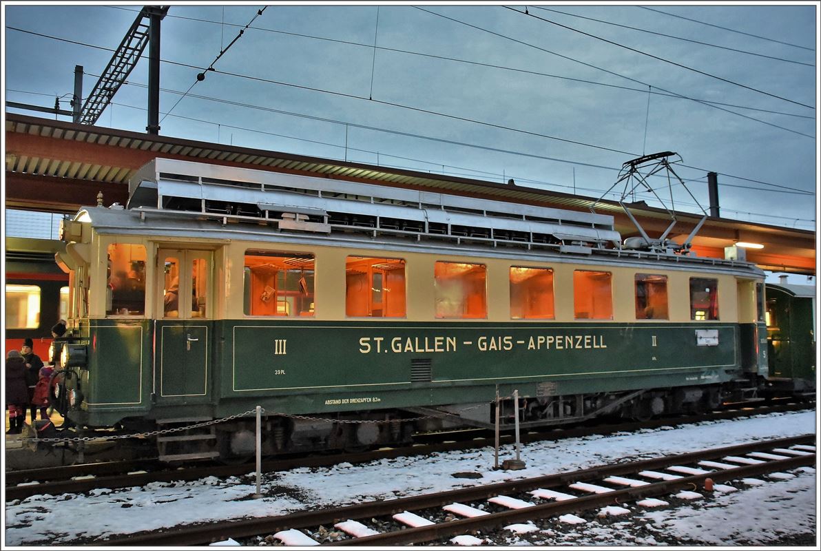 Abschiedsfahrt mit dem  Föfi  (5) über die Ruckhalde nach St.Gallen. BCFeh 4/4 5, D165 und B119 in Gais. (13.11.2016)