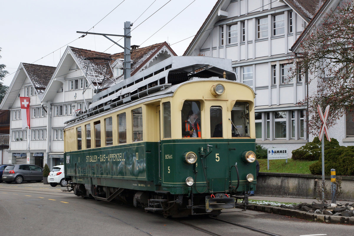 ABSCHIEDSFAHRT: MIT DEM FÖFI ÜBER DIE RUCKHALDE
AB/SGA: Sonderzug mit BCFeh 4/4 5 + D 165 + B 119 anlässlich der Ortsdurchfahrt Teufen am 13. November 2016.
Foto: Walter Ruetsch 