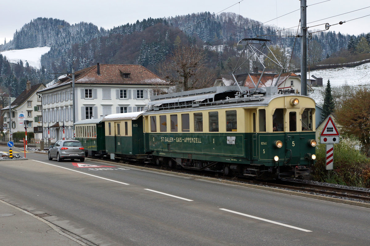 ABSCHIEDSFAHRT: MIT DEM FÖFI ÜBER DIE RUCKHALDE
AB/SGA: Sonderzug mit BCFeh 4/4 5 + D 165 + B 119 bei Bühler unterwegs am 13. November 2016.
Foto: Walter Ruetsch 