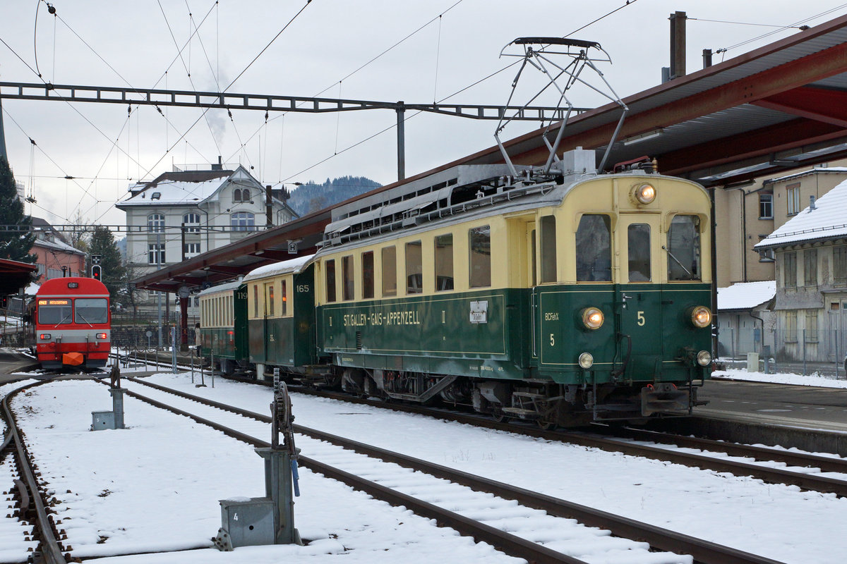 ABSCHIEDSFAHRT: MIT DEM FÖFI ÜBER DIE RUCKHALDE
AB/SGA: Sonderzug mit BCFeh 4/4 5 + D 165 + B 119 am frühen Morgen in Gais am 13. November 2016 kurz vor der Abfahrt nach Teufen.
Foto: Walter Ruetsch 