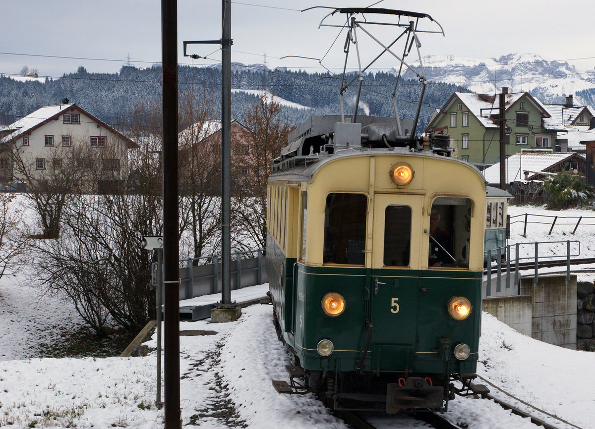 ABSCHIEDSFAHRT: MIT DEM FÖFI ÜBER DIE RUCKHALDE
AB/SGA: Sonderzug mit BCFeh 4/4 5 + D 165 + B 119 am frühen Morgen bei Gais am 13. November 2016.
Foto: Walter Ruetsch 