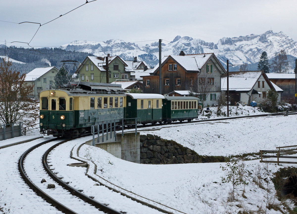ABSCHIEDSFAHRT: MIT DEM FÖFI ÜBER DIE RUCKHALDE
AB/SGA: Sonderzug mit BCFeh 4/4 5 + D 165 + B 119 am frühen Morgen bei Gais am 13. November 2016.
Foto: Walter Ruetsch 