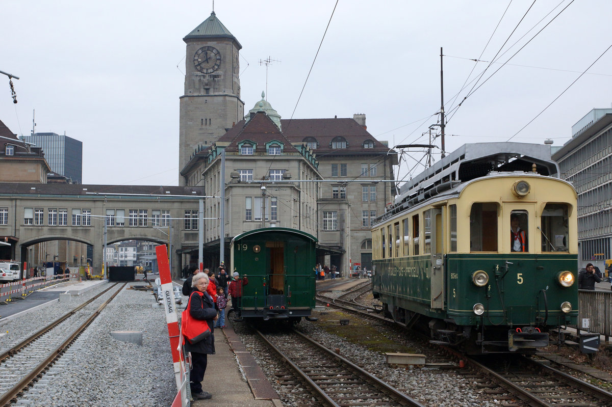 ABSCHIEDSFAHRT: MIT DEM FÖFI ÜBER DIE RUCKHALDE
AB/SGA: Letzte Zugsumfahrung im Endbahnhof St. Gallen am 13. November 2016. Mit der Inbetriebnahme der neuen Durchmesserlinie (links im Bilde sichtbar) sind diese  bahnromantischen Ereignisse  leider nicht mehr möglich. Schade!  
Foto: Walter Ruetsch 