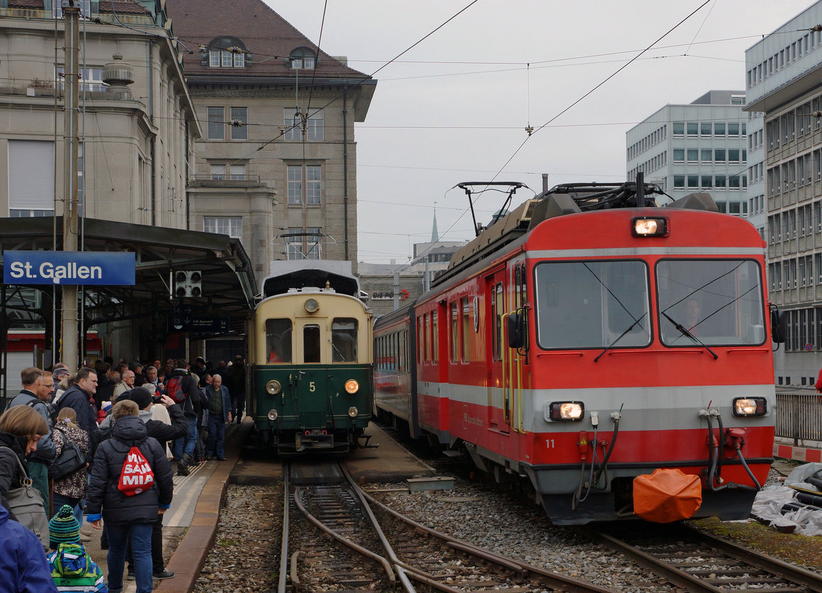 ABSCHIEDSFAHRT: MIT DEM FÖFI ÜBER DIE RUCKHALDE
AB/SGA: Letzte Begegnung von Sonder- und Planzug im Endbahnhof St. Gallen am 13. November 2016. Bald sind die alten Geleiseanlagen der ehemaligen SGA sowie die BDeh 4/4 11-17 (1981) Geschichte.  
Foto: Walter Ruetsch 