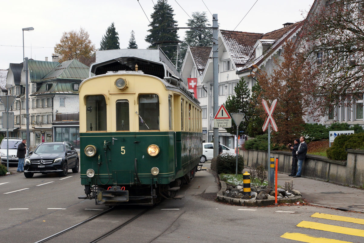 ABSCHIEDSFAHRT: MIT DEM FÖFI ÜBER DIE RUCKHALDE
AB/SGA: Rangierfahrt mit dem BCFeh 4/4 5 in Teufen am 13. November 2016.
Foto: Walter Ruetsch 