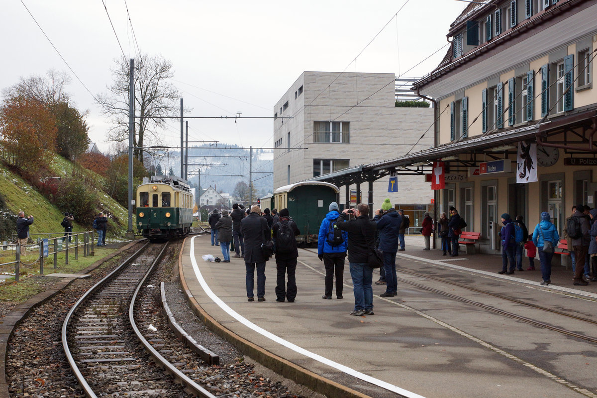 ABSCHIEDSFAHRT: MIT DEM FÖFI ÜBER DIE RUCKHALDE
AB/SGA: Rangierfahrt mit dem BCFeh 4/4 5 in Teufen am 13. November 2016.
Foto: Walter Ruetsch 