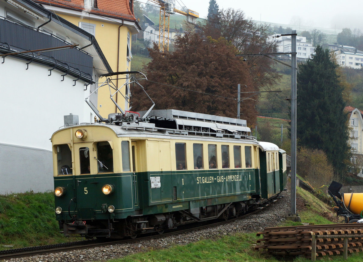 ABSCHIEDSFAHRT: MIT DEM FÖFI ÜBER DIE RUCKHALDE
AB/SGA: Der Sonderzug mit BCFeh 4/4 5 + D 165 + B 119 auf dem bekannten Zahnradstreckenabschnitt bei St. Gallen am 13. November 2016.
Foto: Walter Ruetsch 