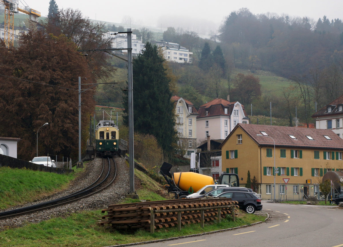 ABSCHIEDSFAHRT: MIT DEM FÖFI ÜBER DIE RUCKHALDE
AB/SGA: Der Sonderzug mit BCFeh 4/4 5 + D 165 + B 119 auf dem bekannten Zahnradstreckenabschnitt bei St. Gallen am 13. November 2016.
Foto: Walter Ruetsch 