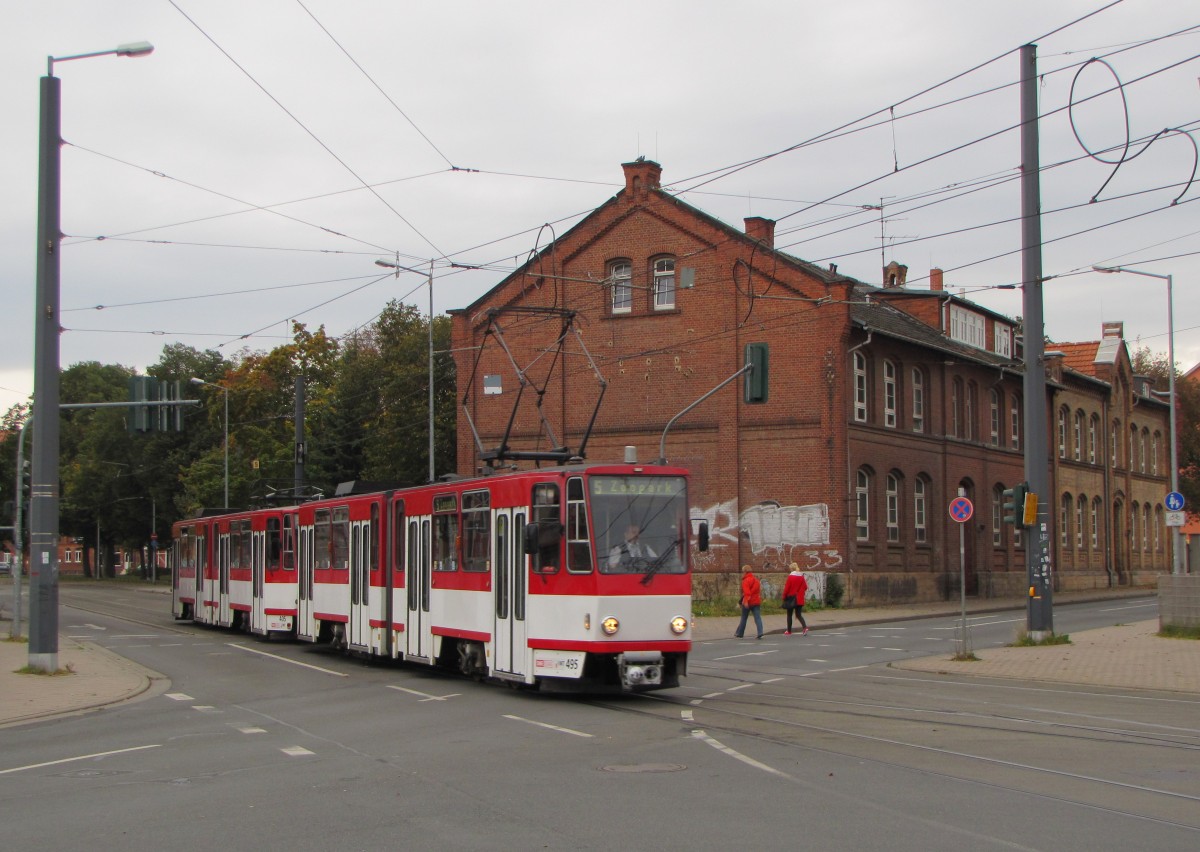 Abschiedsrunden: Am 18.10.2014 enden die Tatra KT4D Linieneinstze bei der Erfurter Straenbahn. Am 10.10.2014 waren EVAG 495 + 405 nochmal auf der Linie 5 (Lberwallgraben - Zoopark) unterwegs, hier an der Haltestelle Salinenstrae.