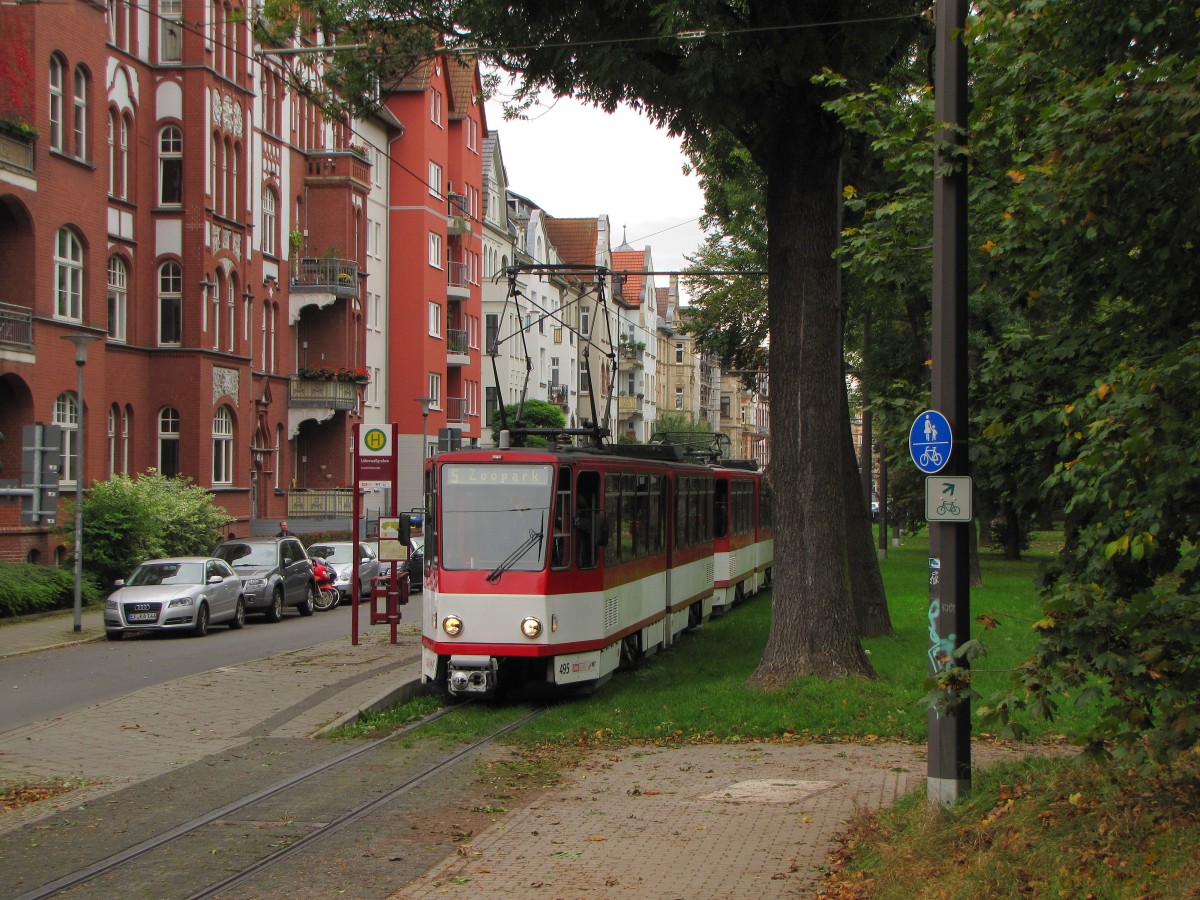 Abschiedsrunden: Bald enden die Tatra KT4D Linieneinstze bei der Erfurter Straenbahn. EVAG 495 + 405 waren am 10.10.2014 nochmal auf der Linie 5 unterwegs. An der Endhaltestelle Lberwallgraben wird auf die Abfahrt Richtung Zoopark gewartet.
