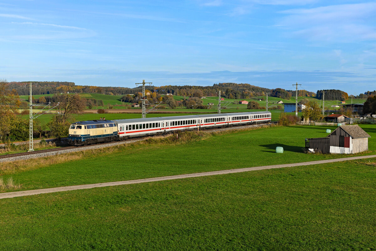 Abseits des üblichen Laufwegs konnte man am 30. Oktober 2022 den IC 2085 beobachten. Aufgrund von Bauarbeiten von Kaufbeuren wurde der  Nebelhorn  nach Oberstdorf über Memmingen umgeleitet. Bei Sontheim konnte ich die Leistung dokumentieren, es führte zu meiner Freude die ozeanblau-beige 218 446.