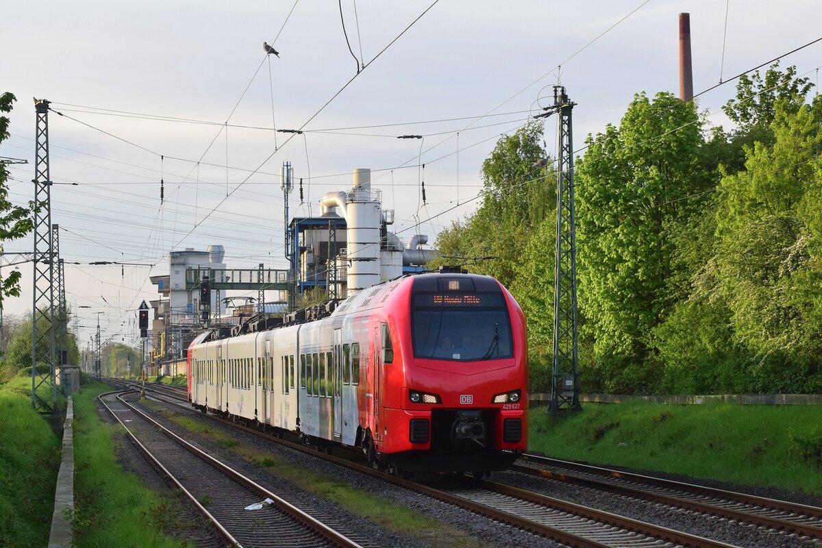 Abseits der Heimat fährt der Süwex 429 127 durch Grevenbroich Erftwerk nach Krefeld Linn zum Ausbesserungswerk.

Grevenbroich 04.04.2023