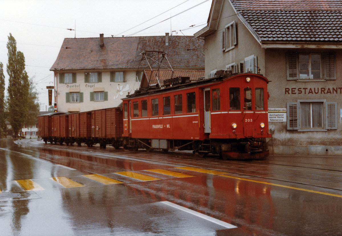 AB/SGA/TB/FW/RhW/RHB: 
DIE BAHNEN IM APPENZELLERLAND ZU DEN ZEITEN VOR DER FUSION ZU DEN APPENZELLER BAHNEN.
Der FW Güterzug mit dem Be 4/4 203, 1921, auf der Durchfahrt bei Münchwilen im Juni 1984.
Foto: Walter Ruetsch