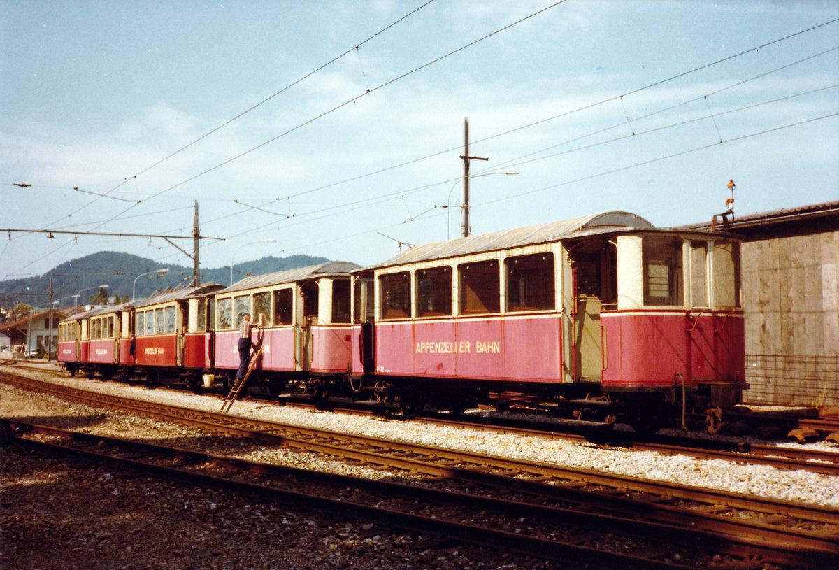 AB/SGA/TB/FW/RhW/RHB: 
DIE BAHNEN IM APPENZELLERLAND ZU DEN ZEITEN VOR DER FUSION ZU DEN APPENZELLER BAHNEN.
Die letzten fünf ehemaligen Säntisbahnwagen der AB im Unterhalt unter freiem Himmel in Herisau im August 1980.
Foto: Walter Ruetsch 