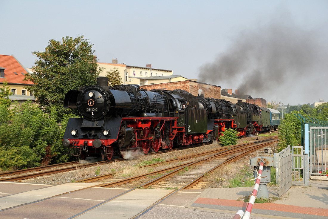 Absolut ungeplant entstand diese Aufnahme in Bernburg (Saale).
Die beeindruckende Überführungsfahrt von 03 1010 + 50 3708 + 95 027 nebst zwei Waggons 
wurde am 30. August 2013 auf die Speicherkarte gebannt.