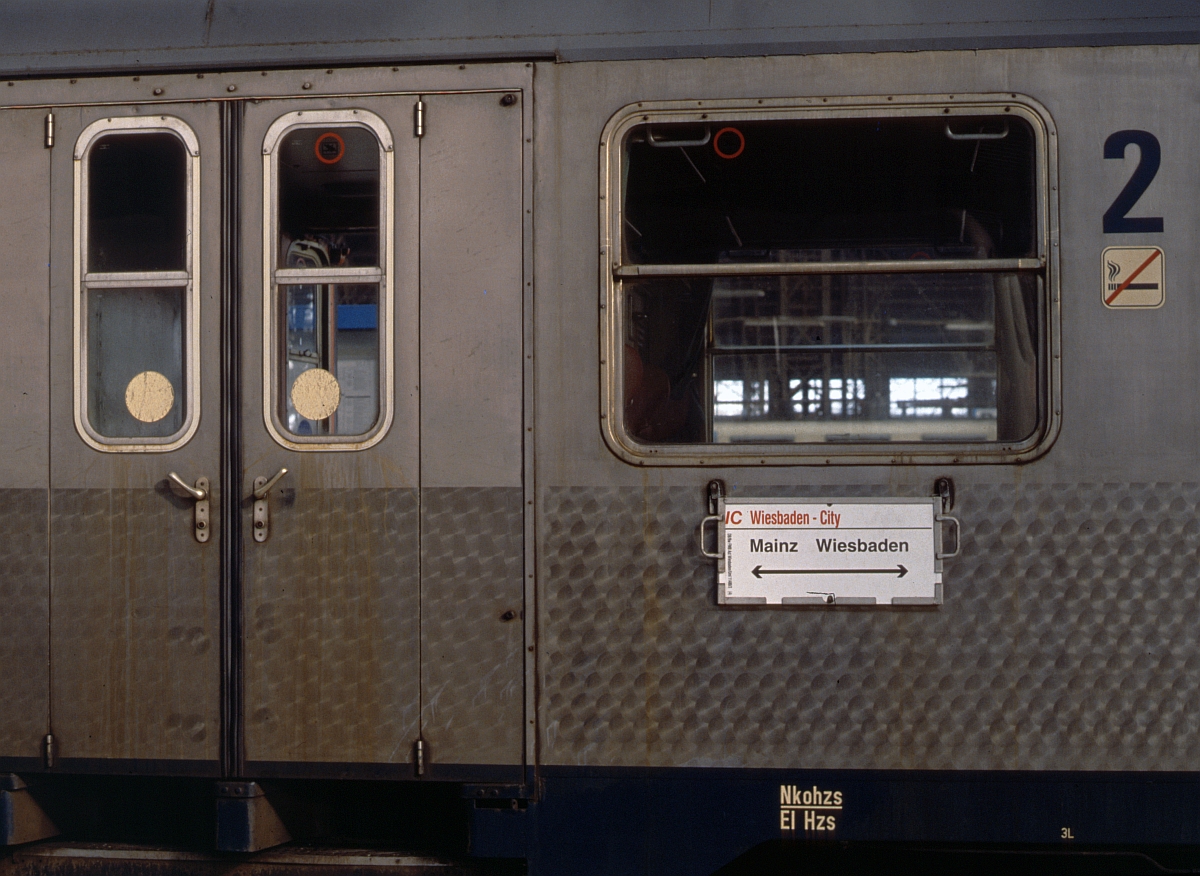 Absolutes  Highlight  für IC-Reisende waren noch nicht rekonstruierte Silberlinge, die selten, aber durchaus auch zum Einsatz kamen (Wiesbaden Hbf, 1993). 