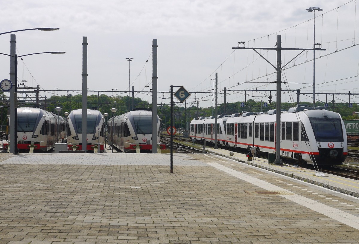 Abstellanlage von Veolia Transport in Venlo, 8.5.15: links drei GTw 2/6 (VT 206, 204, 207); daneben die neuen LINT 41 VT 235 und 237.
