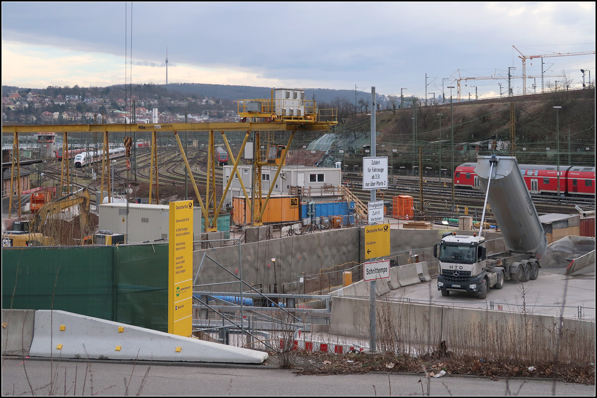 Abstellbahnhof und Stuttgart 21-Baustelle -

Blick auf den Abstellbahnhof am Rosensteinpark in Stuttgart mit einem Velaro D-Zug. In Bildmitte ist eine Baugrube für einen sogenannten Zwischenangriff für neue Bahntunnels zu sehen. Östlich meines Standpunktes unter dem Rosensteinpark werden sich der neue S-Bahntunnel und der Fern- und Regionalbahntunnel aus Bad Cannstatt überkreuzen. Diese Kreuzung wird entgegen ursprünglicher Pläne bergmännisch gebaut und dazu wurde wohl dieser Zwischenangriff eingerichtet.

Durch das Bahnprojekt Stuttgart 21 wird auch diese Abstellbahnhof verlegt werden müssen und zwar an ein vorhandenes Gleisgelände zwischen Bad Cannstatt und Untertürkheim. Vom neuen Hauptbahnhof aus wird diese neue Abstellanlage ringförmig erreicht werden können, also Hauptbahnhof und Abstellbahnhof liegen dann an einem Gleisring. Möglich wird dies durch zwei Tunnelbauten, einmal durch den Stuttgarter Osten von der Filsbahn zum Hauptbahnhof und durch den hier verlaufenden Tunnel von Murr-, Rems- und nochmals die Filsbahn zum Hauptbahnhof auf der anderen Seite.

Auf dem Gelände des jetzigen Abstellbahnhofes wird dann Wohnbebauung entstehen, in schöner Lage zu den Parks.

04.03.2017 (M)