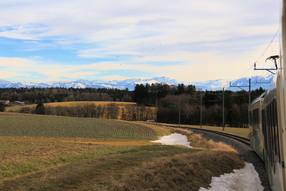 Abstieg von Ballens nach Apples auf der Strecke von Bière her. Triebwagen 38. Seit fast nur noch Züge mit Fenstern eingesetzt werden, die sich nicht öffnen lassen, können solche Aufnahmen kaum mehr gemacht werden. 3.Februar 2017. 