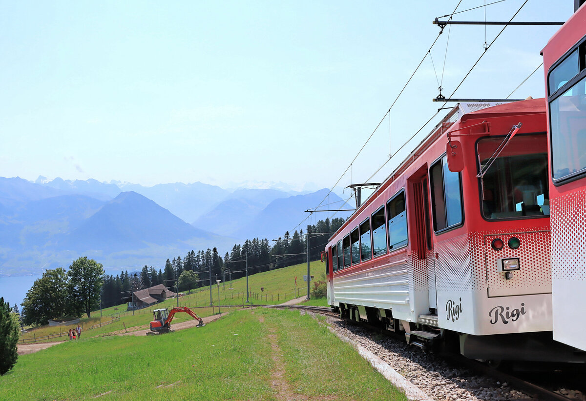 Abstieg - der moderne Zug mit Triebwagen 22 (Baujahr 1986) der Vitznau-Strecke im Abstieg unterhalb Staffelhöhe; leider bei sehr diesigem Wetter. 21.August 2021  