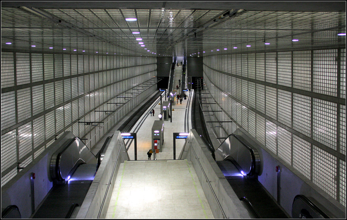 Abstieg in den Untergrund -

Der Raum weitet sich und man hat einen Überblick über die große Bahnsteighalle. S-Bahn-Station  Wilhelm-Leuschner-Platz  in Leipzig.

01.02.2014 (M)