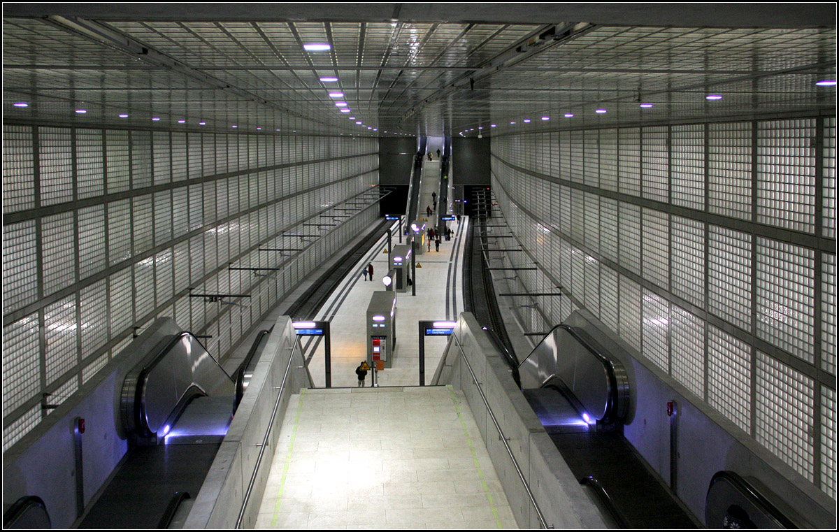 Abstieg in den Untergrund -

Der Raum weitet sich und man hat einen Überblick über die große Bahnsteighalle. S-Bahn-Station  Wilhelm-Leuschner-Platz  in Leipzig.

01.02.2014 (M)