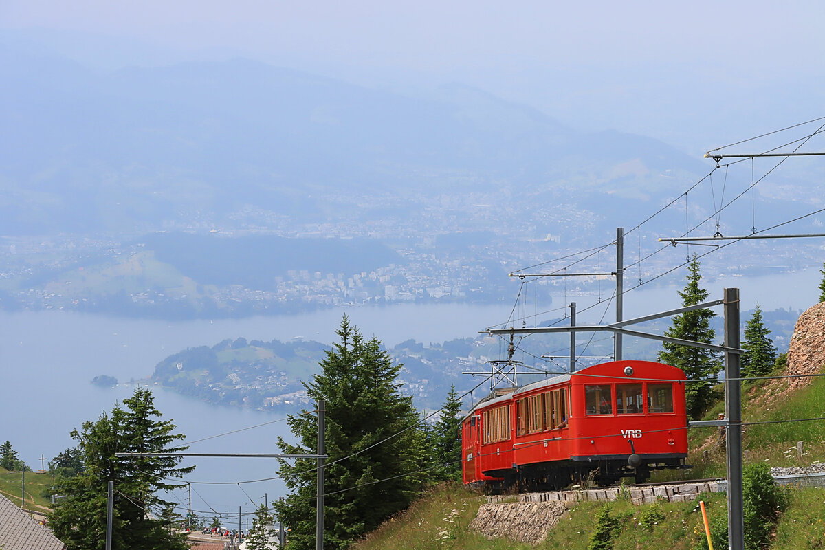 Abstieg - Zug mit Triebwagen 5 und den beiden Personenwagen 8 und 1 der Vitznau-Strecke im Abstieg von Rigi Kulm. 24.Juli 2021  